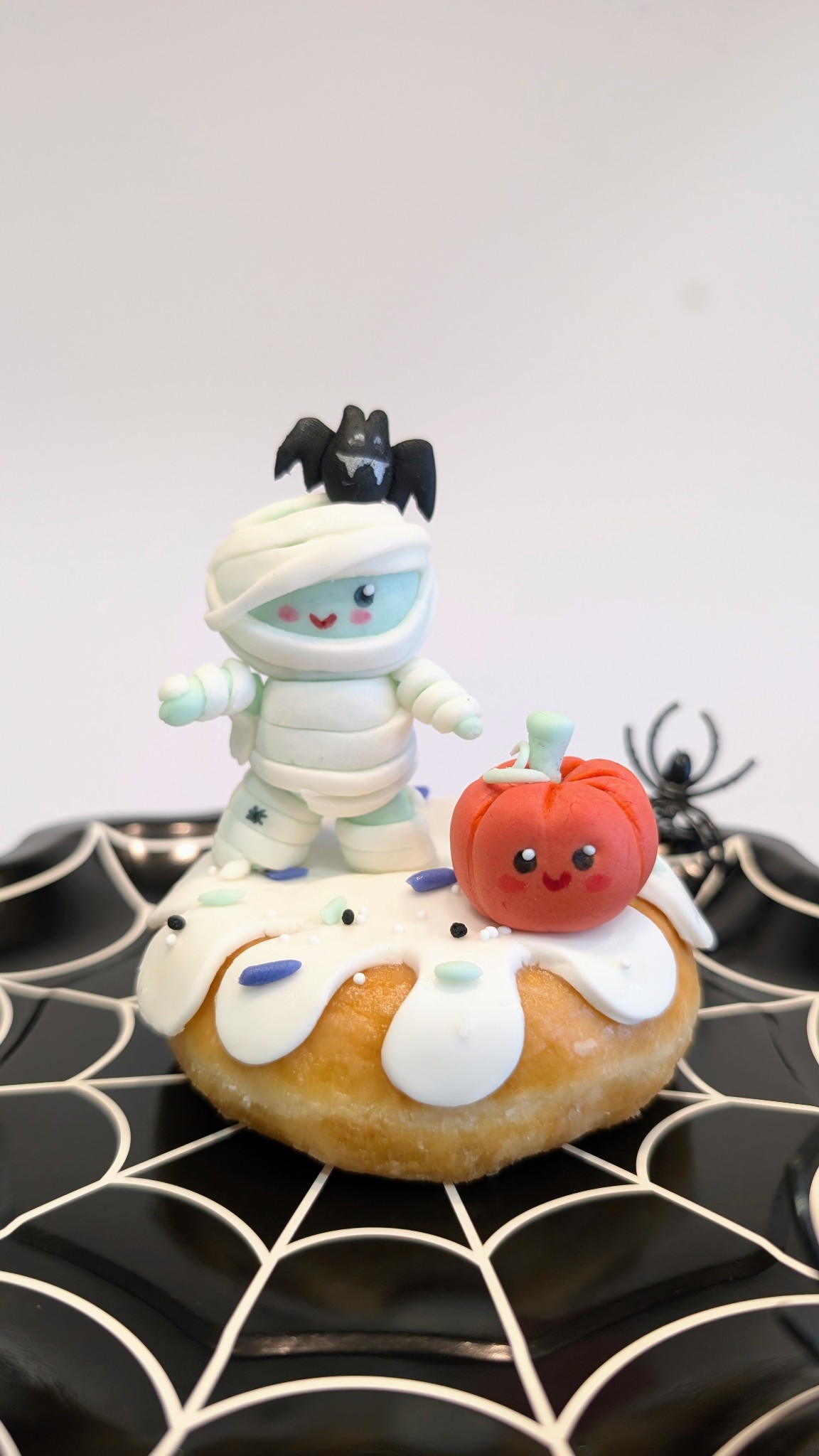 Momia simpática con murciélago para taller de Halloween