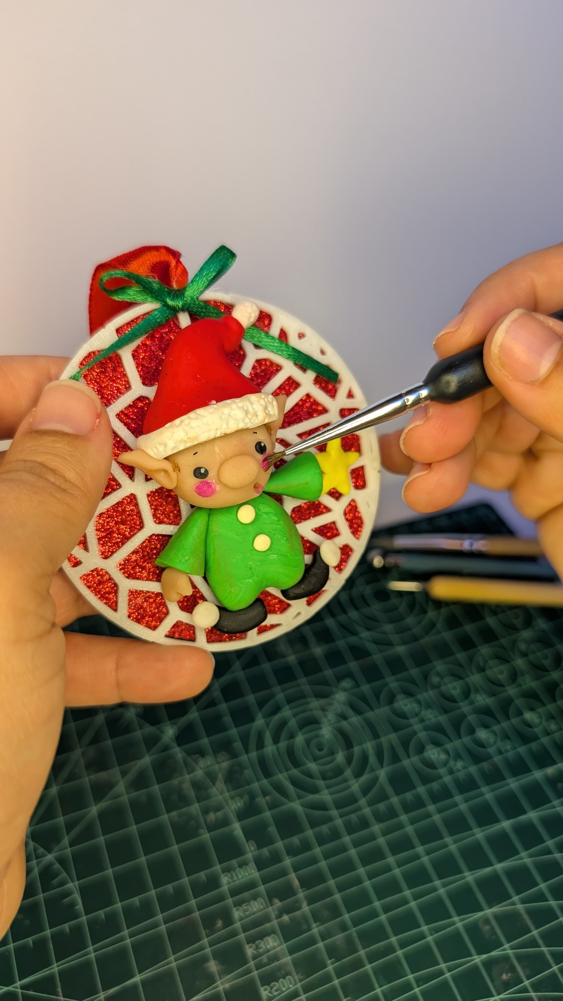 Elfo colgante con orejas puntiagudas y gorro para adorno navideño