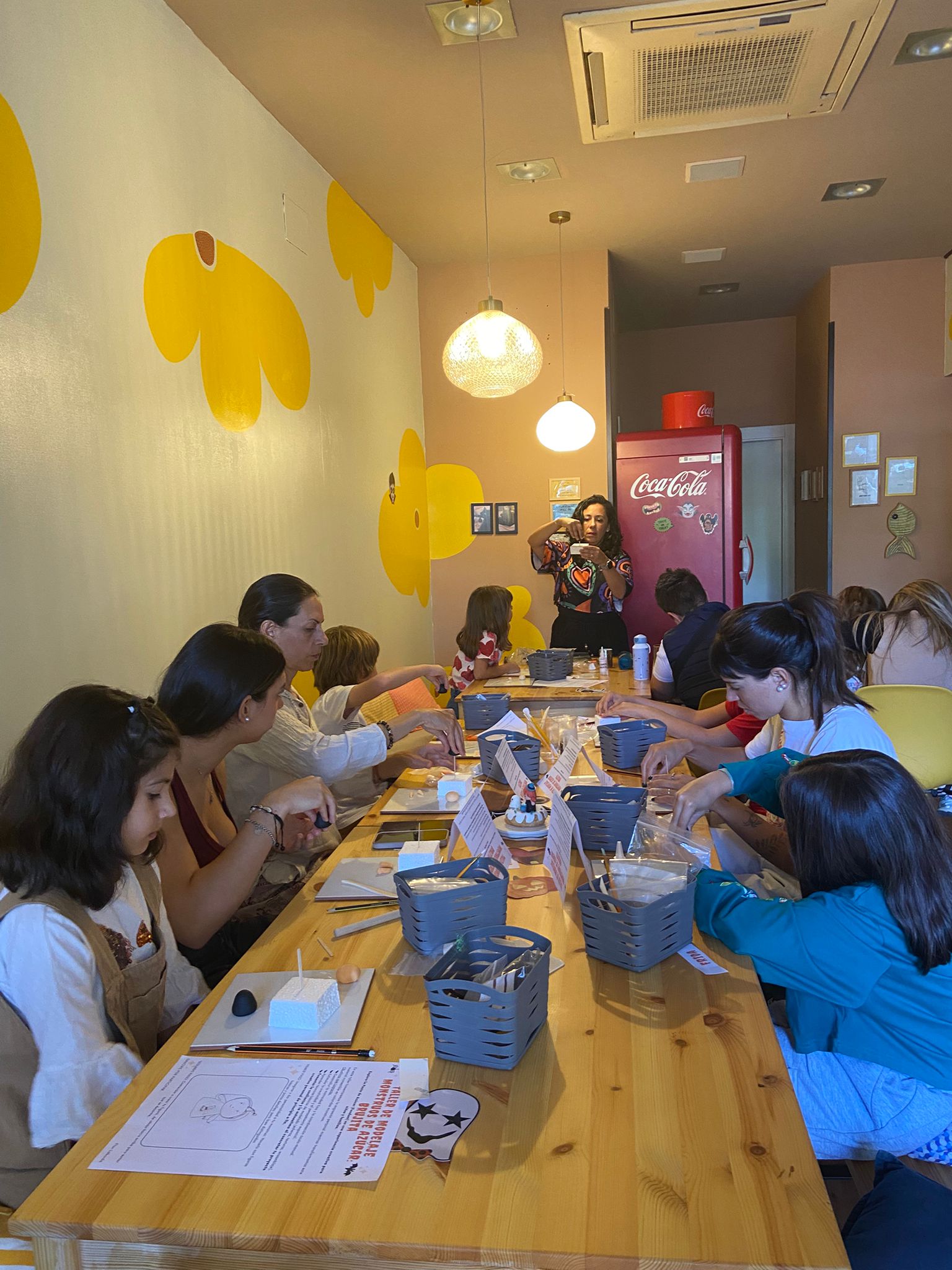 Participantes del taller de la brujita con caldero en donut
