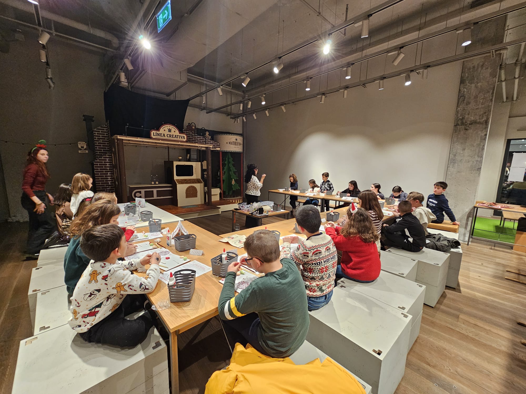 Participantes del taller Celebración del Nacimiento con sus dioramas