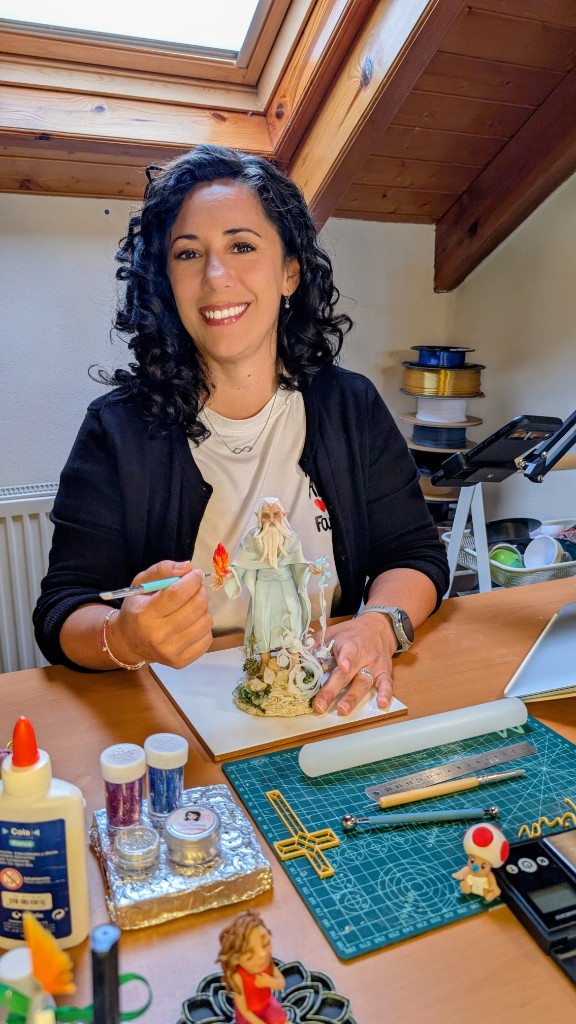 Flor Laborda modelando una figura de mago en su taller de Sweet Boutique