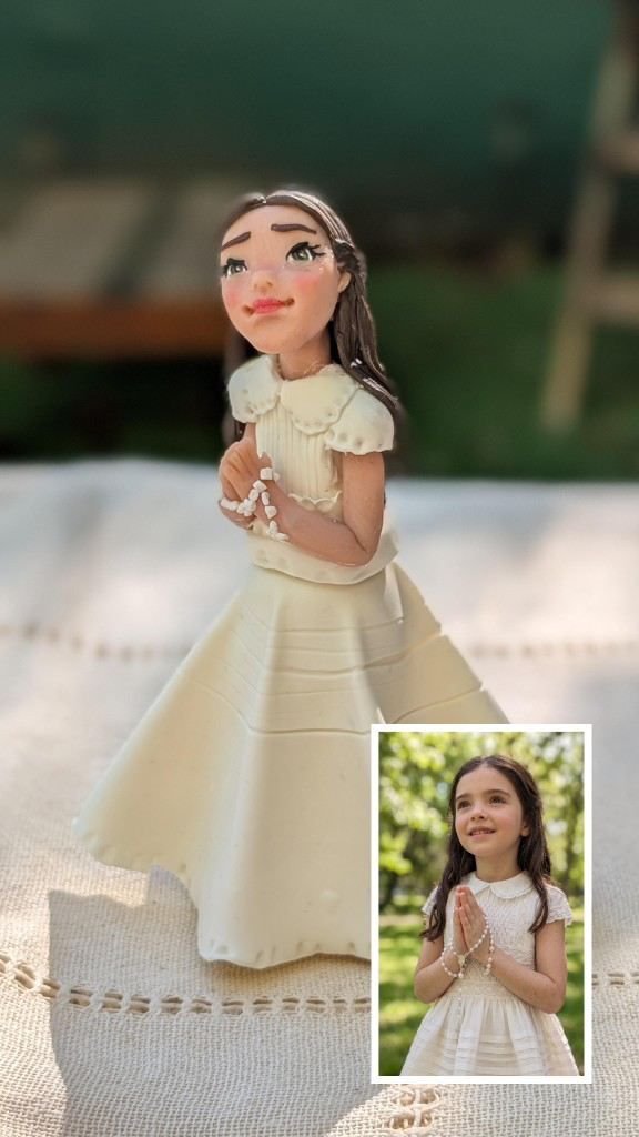 Figura de Primera Comunión modelada a mano junto a la foto de referencia de la comulgante