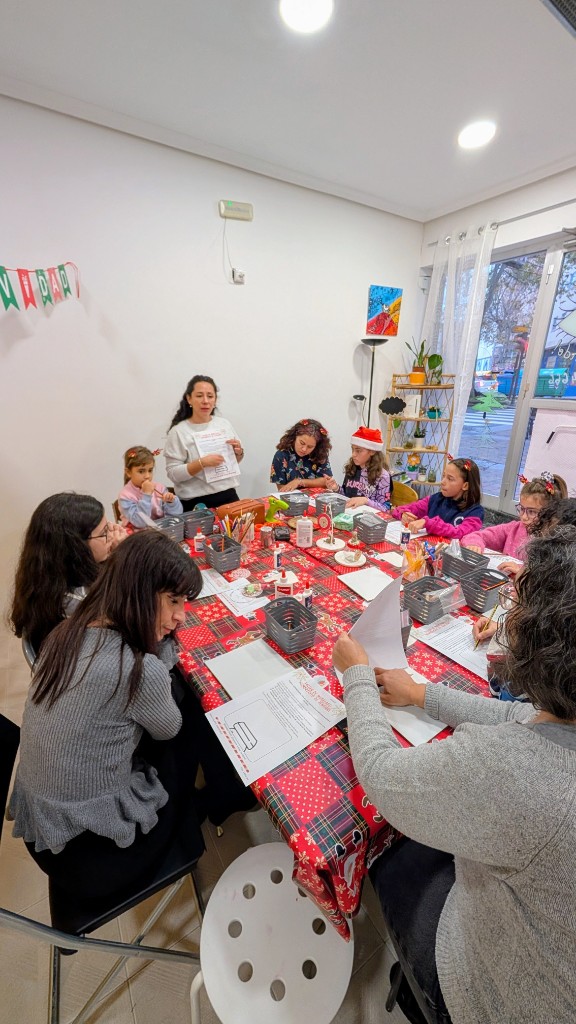 Taller navideño del hombrecito de jengibre con tarro de dulces