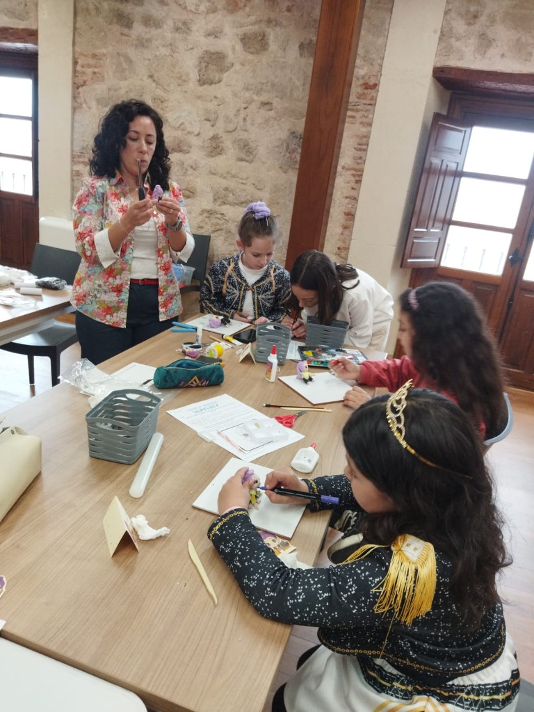 Participantes del taller K-pop mostrando sus figuras chibi terminadas