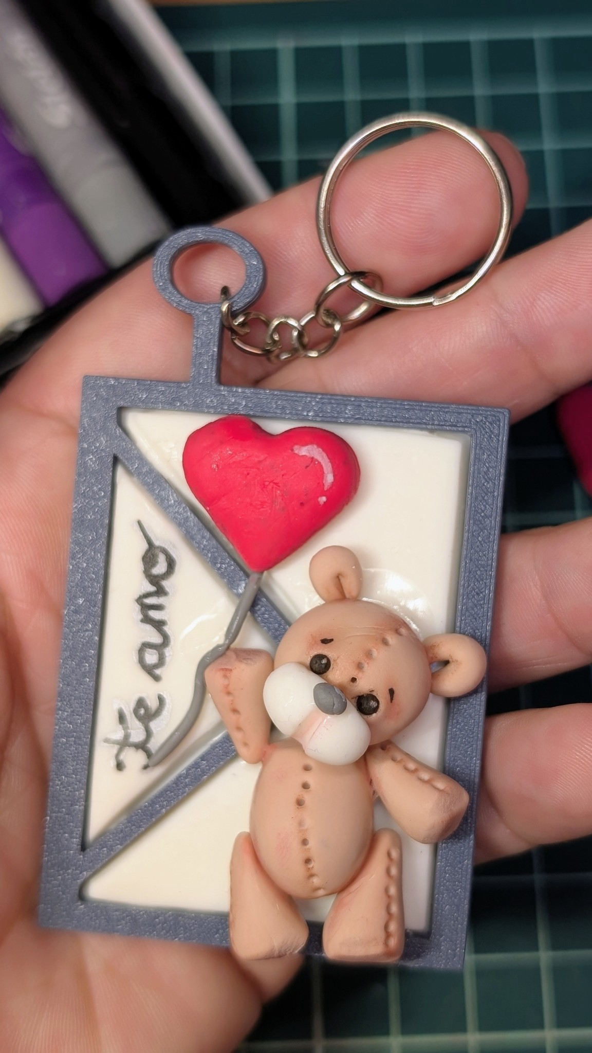 Llavero de osito enamorado con corazón modelado en porcelana fría