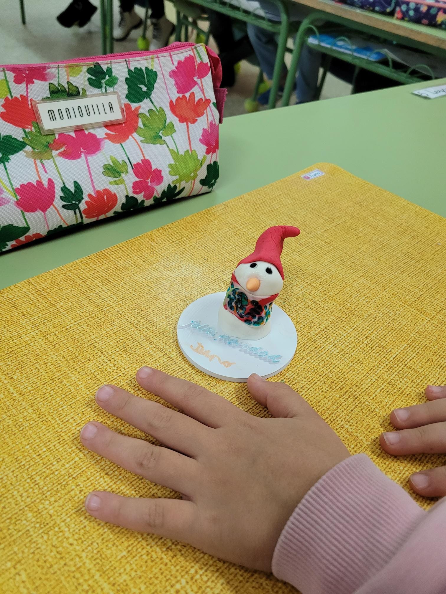 Alumnos del taller de muñeco de nieve con sus figuras terminadas