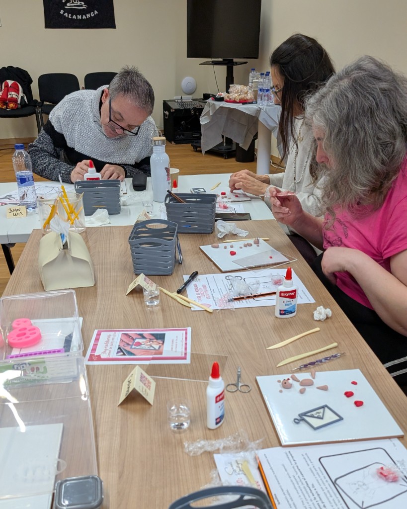 Participantes del taller del llavero osito enamorado con sus creaciones