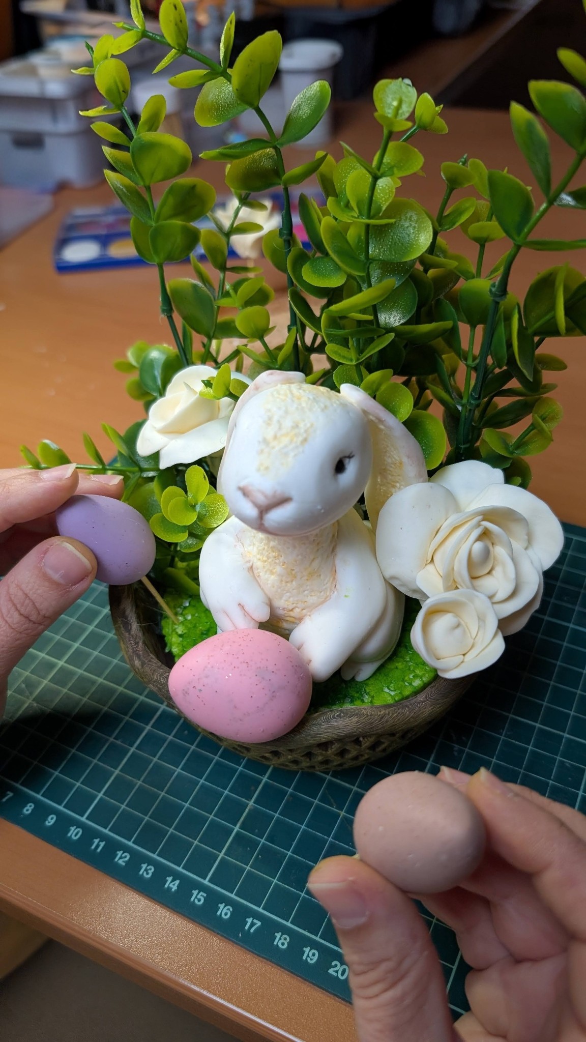 Canasta de Pascuas modelada: conejito, flores y huevos en taller para adultos