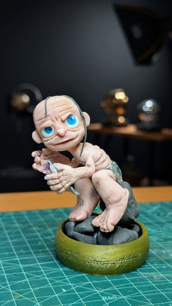 Figura de Gollum con el Anillo Único sobre base rocosa, trabajo de taller
