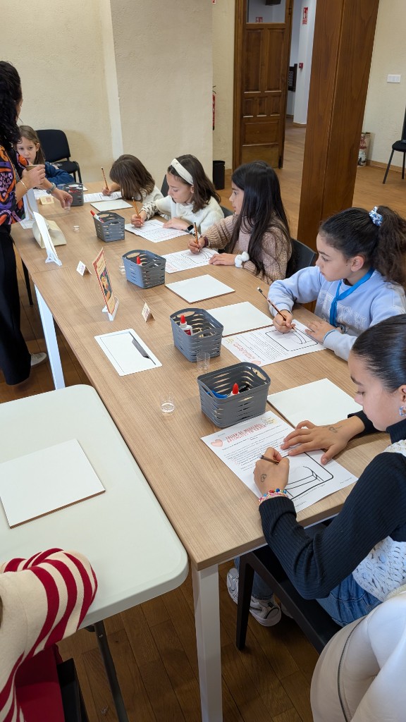Mesa del taller de ratoncitos abrazados con piezas en proceso