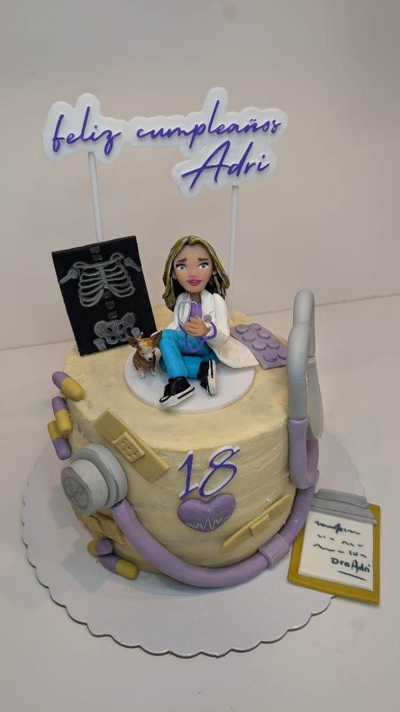 Tarta temática medicina y veterinaria: doctora, perro, estetoscopio y detalles de farmacia