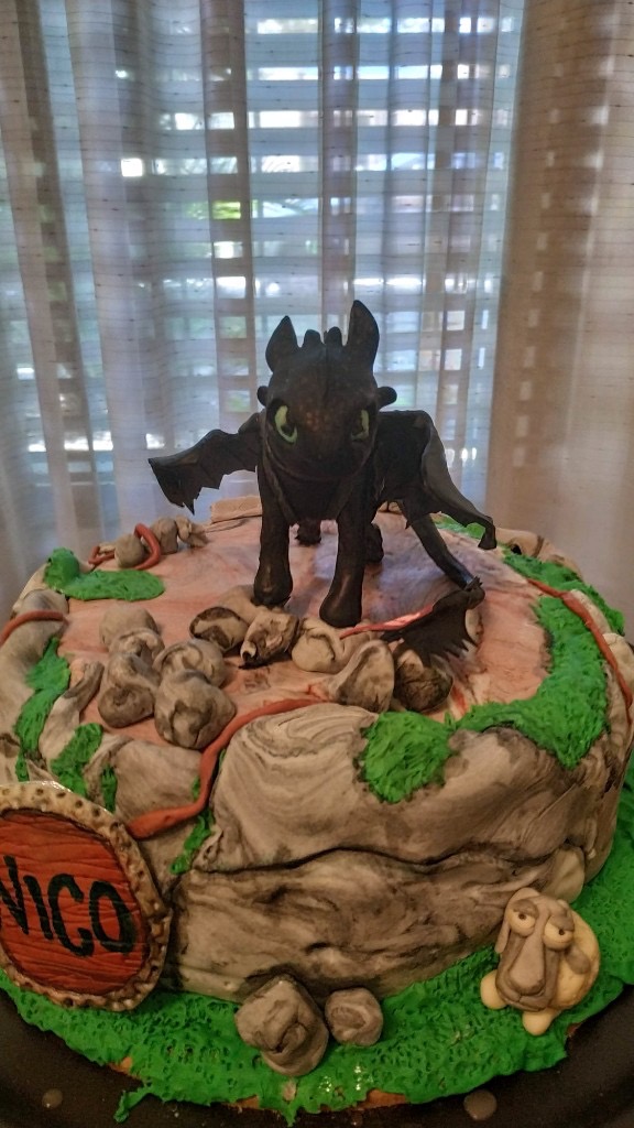 Tarta Cómo entrenar a tu dragón con Chimuelo, roca y oveja en porcelana fría
