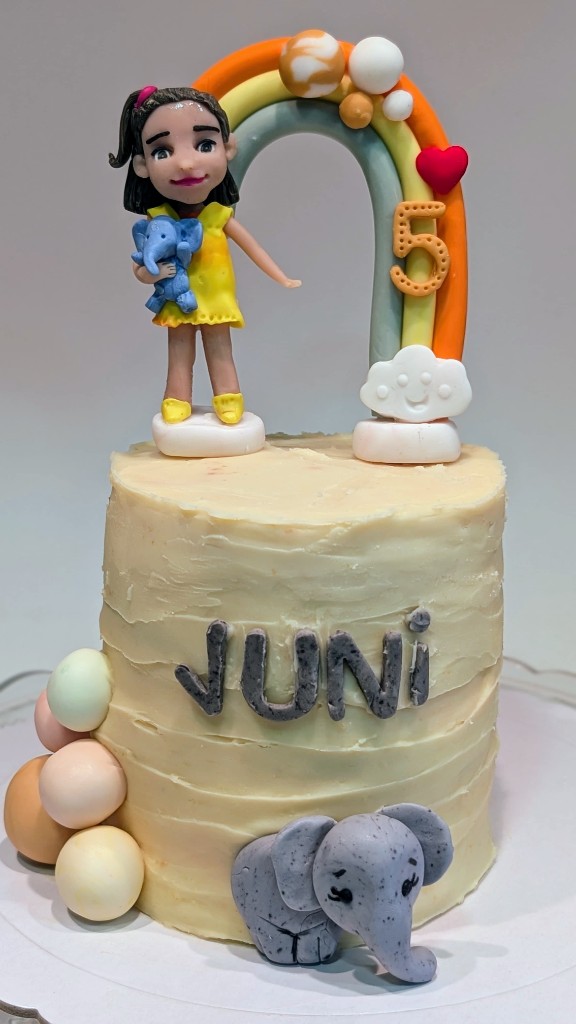 Tarta infantil con niña, arcoíris, nube, elefante y número 5 en porcelana fría
