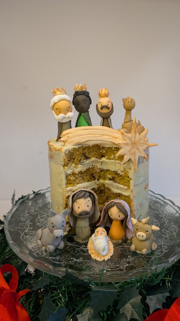 Tarta-belén con nacimiento, Reyes Magos y figuras artesanales en el interior
