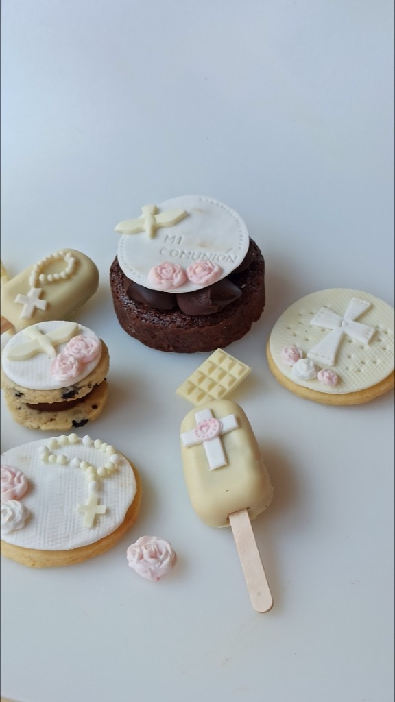Dulces de Primera Comunión: brownie, cookies y cakesicles con cruz y paloma