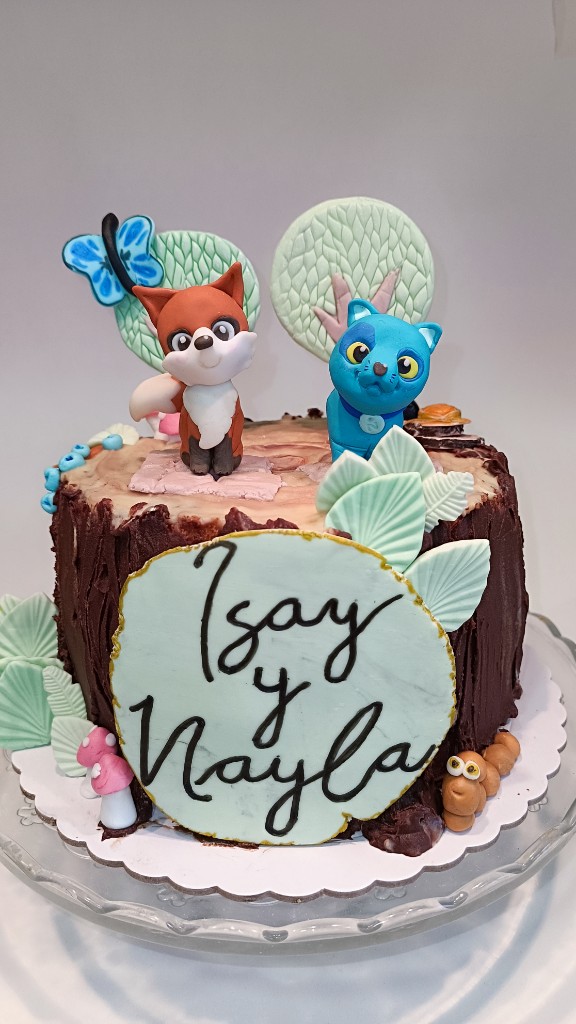 Tarta tronco de bosque con zorro, gato azul, mariposa y placa personalizada