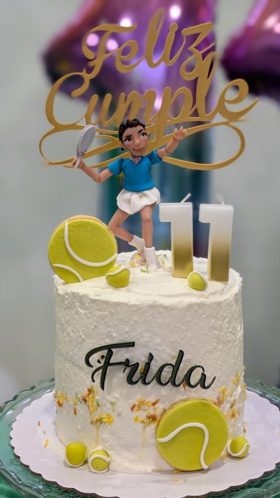 Tarta temática tenis con figura jugadora, pelotas y velas número 11