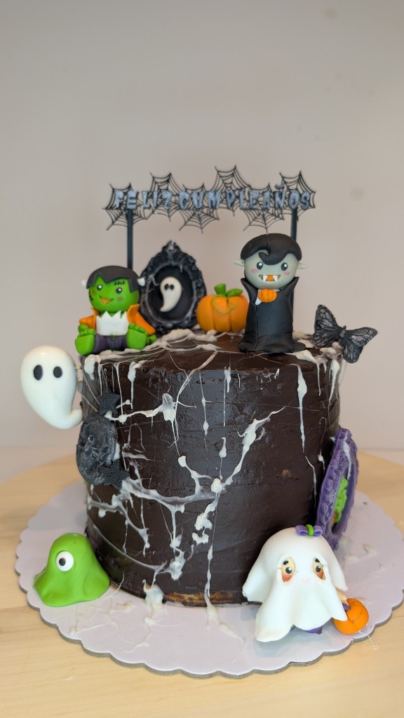 Tarta de Halloween con Frankenstein, vampiro, fantasmas y telarañas de icing
