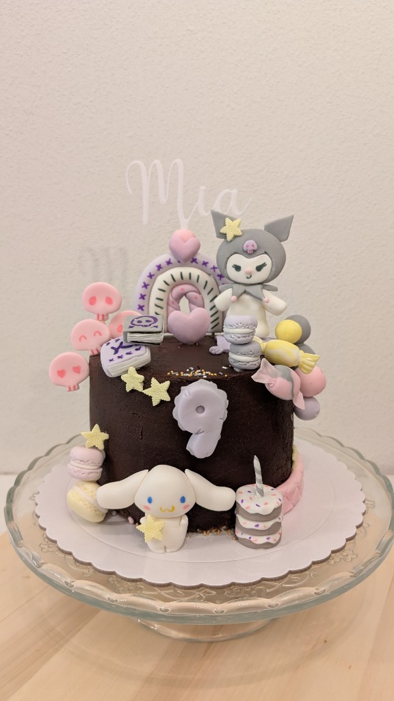 Tarta de chocolate con Kuromi, Cinnamoroll, arcoíris y número 9